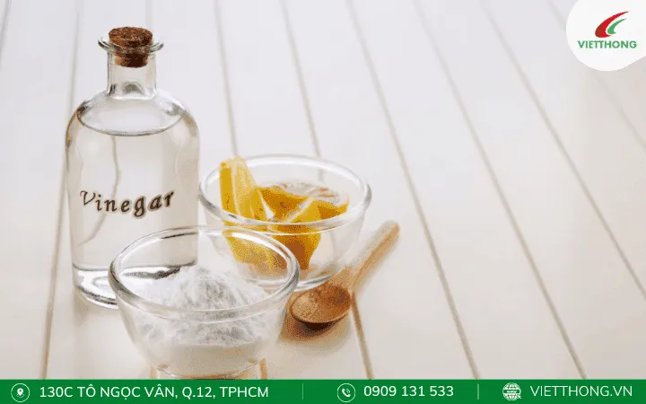 Bông gòn thấm giấm trắng đặt trong chén nhỏ để xua đuổi chuột