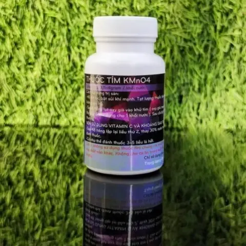 Cá Koi Bướm mini với bộ vây dài thướt tha trong bể cá mini.