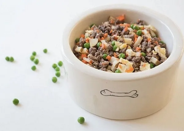 cach cham cho phoc sóc với rau củ và thịt tươi bổ sung dinh dưỡng