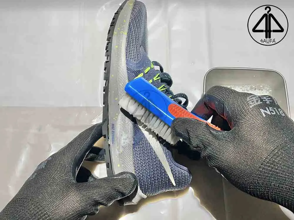 Vệ sinh sạch sẽ trước khi tìm lời giải keo con chó dán giày được không