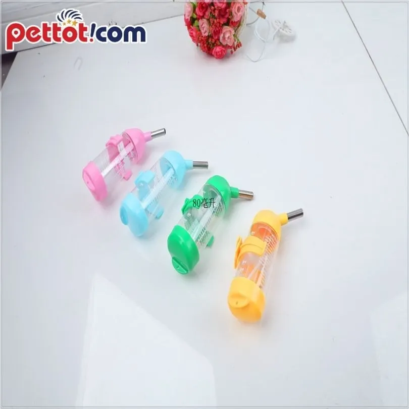 Cận cảnh chú hamster đang liếm vào đầu vòi bình nước, minh họa cho việc vệ sinh hàng ngày là cần thiết