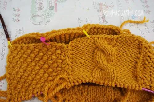 Cẩn thận đánh dấu các điểm khâu trên len để đảm bảo kích thước đồng đều khi ghép túi