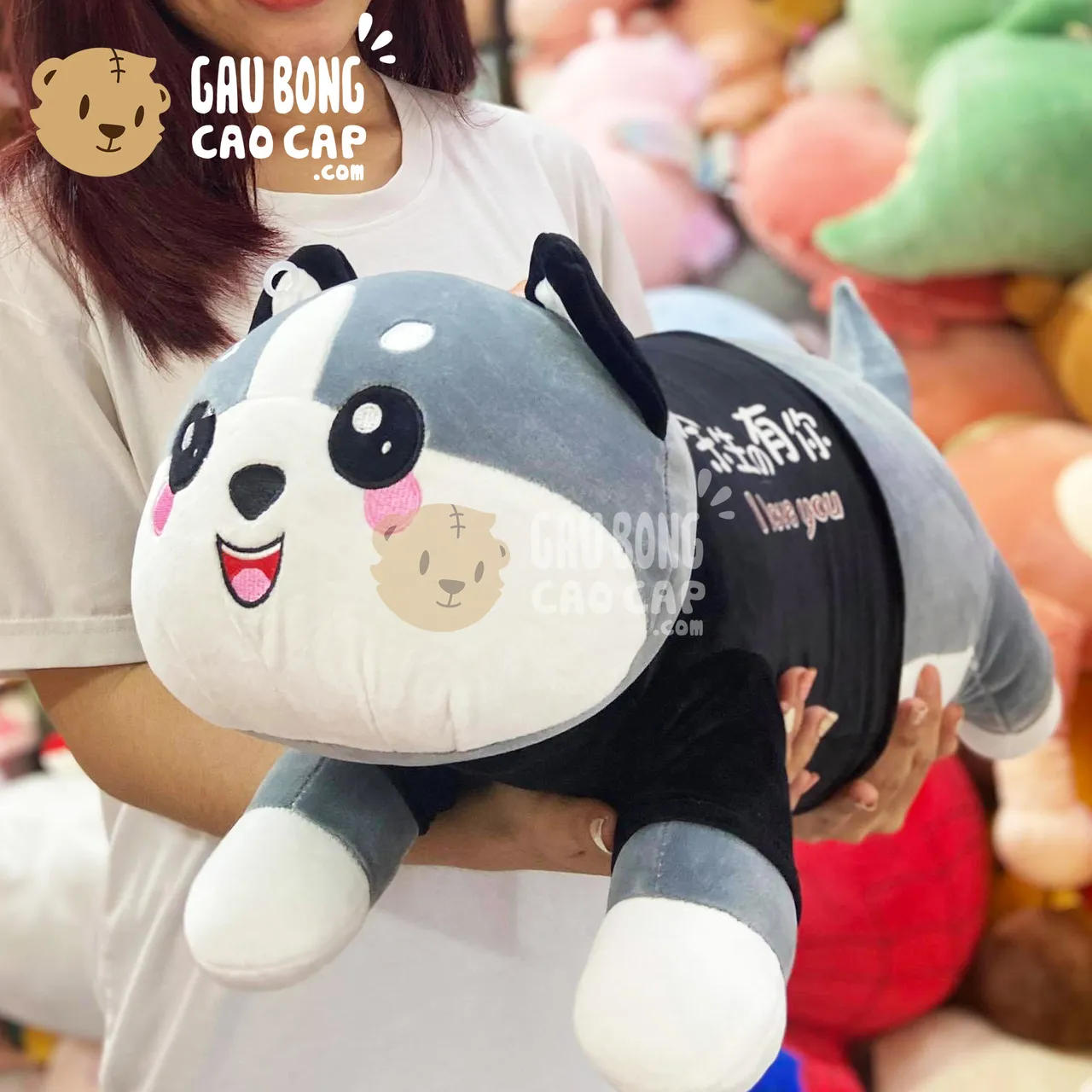 Chi tiết gấu bông chó Husky cute màu xám trắng, tư thế nằm thoải mái, rất đáng yêu