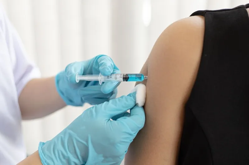 Người bệnh cần được theo dõi sát sao sau khi tiêm để đảm bảo an toàn tuyệt đối