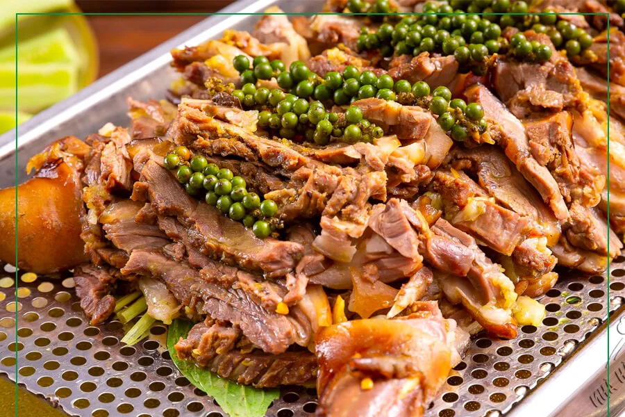 Chồn hương trưởng thành đang ăn trái cây trong môi trường chăn nuôi