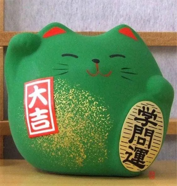 Chú mèo thần tài màu xanh lạ mắt