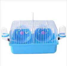 Chuồng nuôi chuột hamster ngăn đôi, có vách ngăn trung tâm và hai bình nước riêng biệt.