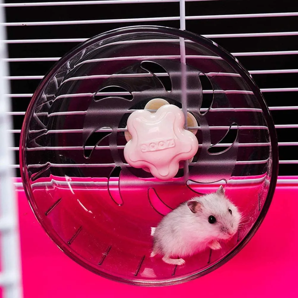 Chuột Hamster đang chạy trên một chiếc wheel chạy có kích thước lớn và vòng bi chắc chắn.
