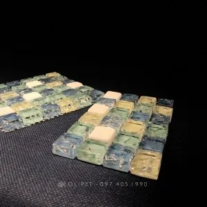 Chuột lang nằm dài thư giãn trong lồng thể hiện sự an toàn