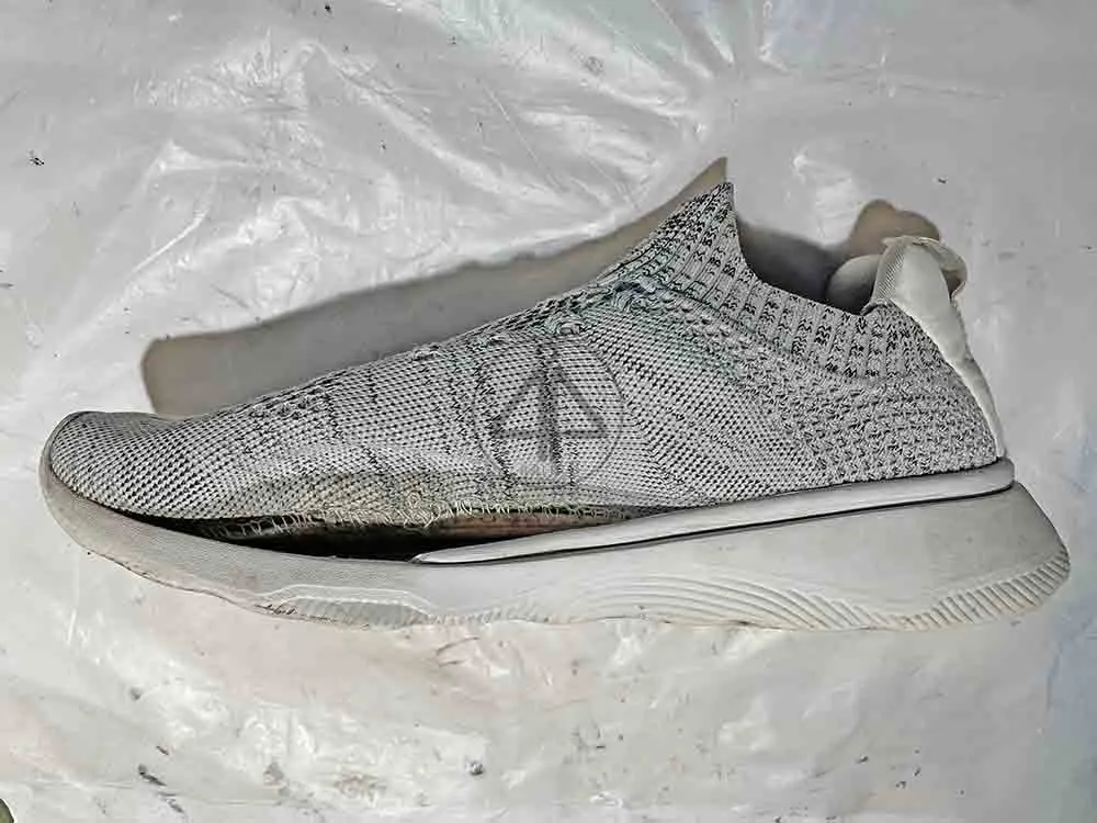 Keo con chó dán giày được không và hiệu quả trên giày thể thao