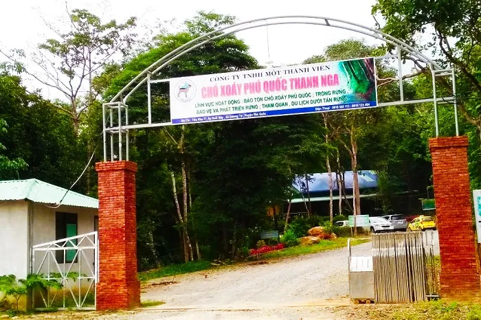 Cổng vào tham quan trại chó xoáy Phú Quốc