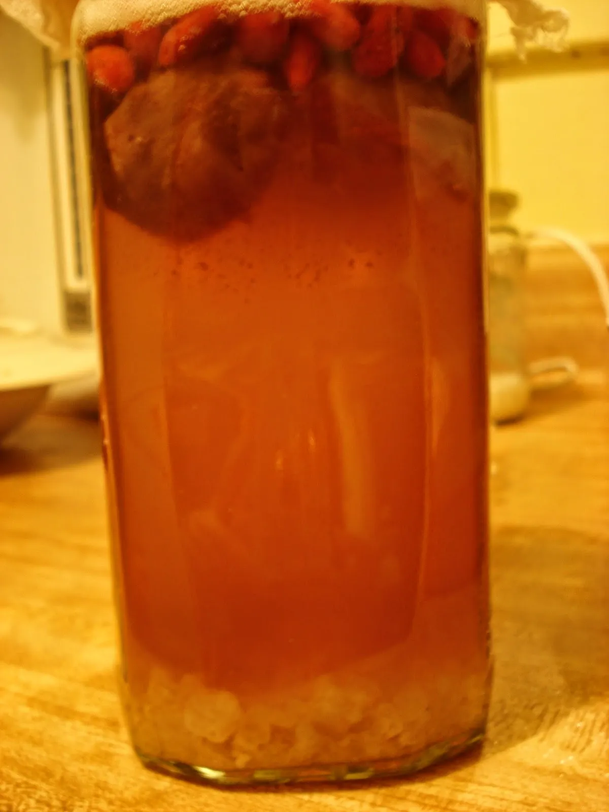 Lớp bọt khí CO2 xuất hiện trên mặt hũ nấm cho thấy sự hoạt động mạnh