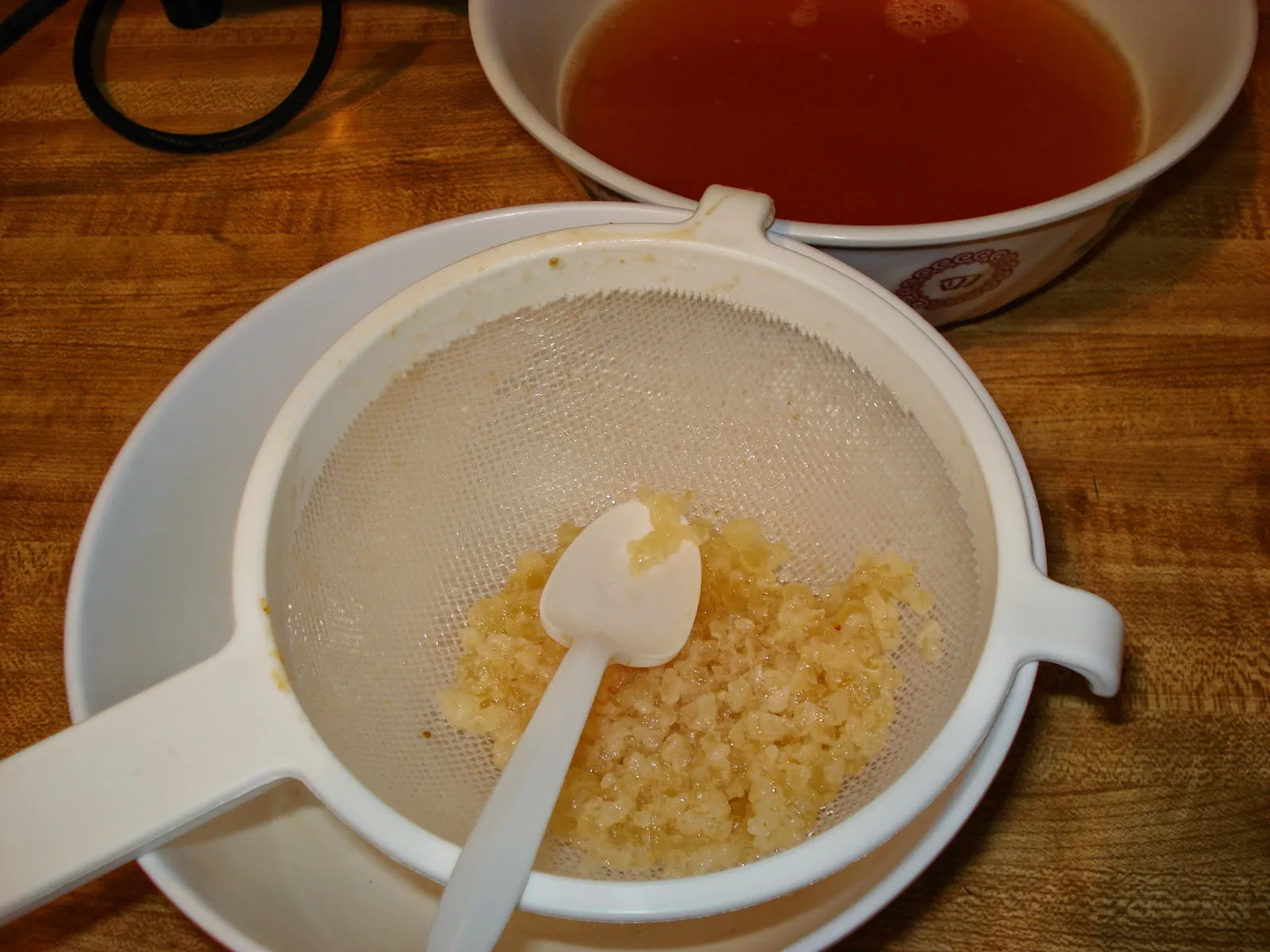 Cận cảnh quá trình làm sạch hạt nấm nước trước khi thay nước mới