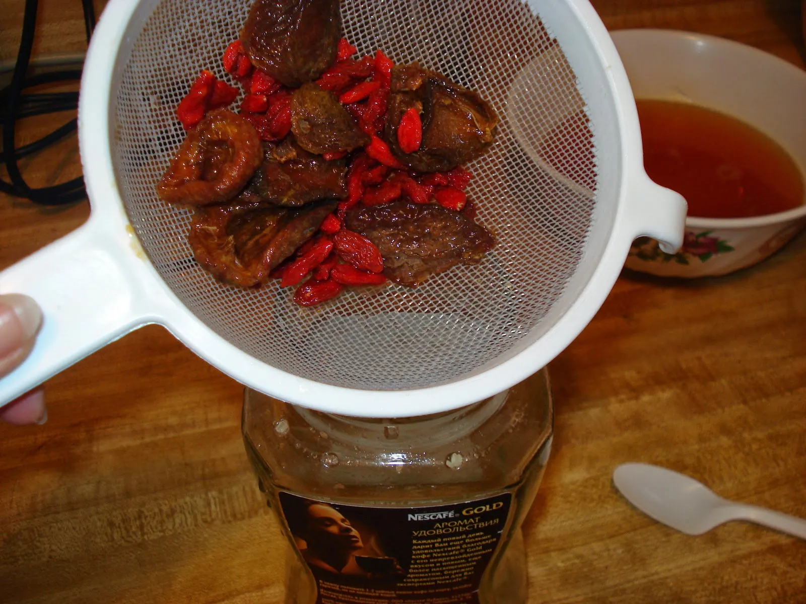 Hoàn tất công đoạn đậy vải mùng để bảo vệ hũ nấm khỏi côn trùng