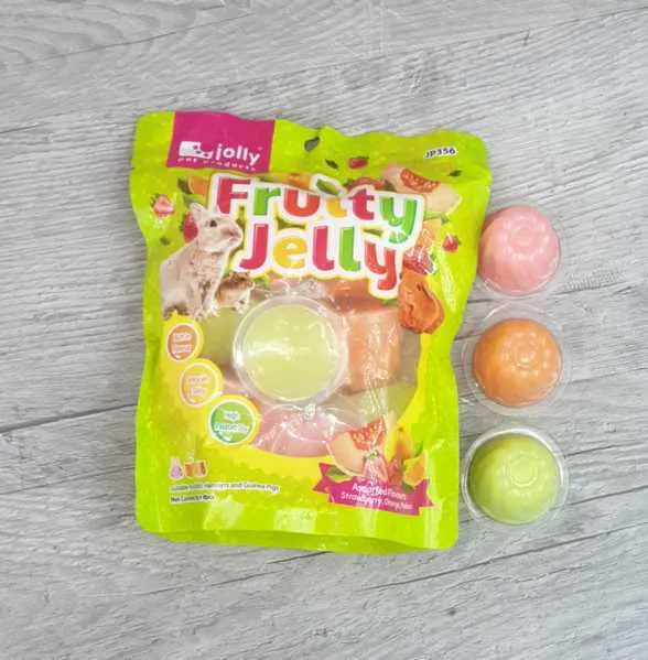 Hamster đang khám phá khu vực sống trong lồng, có đá mài răng hình khúc xương và bình nước