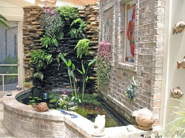 Hình ảnh một chú cá Koi trắng đỏ (Kohaku mini) trong bể thủy sinh.