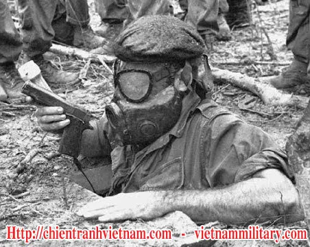 Hình ảnh một Lính Chuột Cống gan dạ mang trang bị chuyên dụng xâm nhập sâu vào hệ thống đường hầm địa đạo.