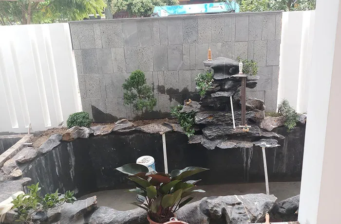 Hình ảnh quá trình ngâm và xả nước hồ mới nuôi cá koi để loại bỏ tạp chất và mầm bệnh tiềm ẩn