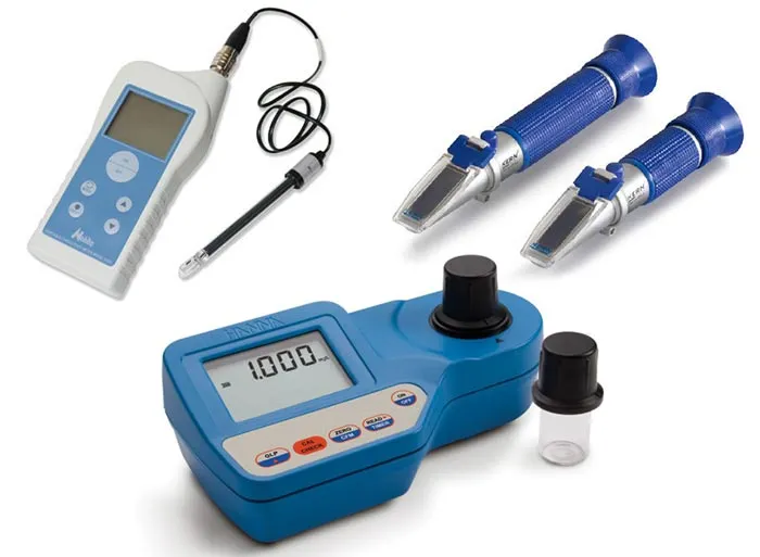 Hình ảnh tổng hợp một số thiết bị kiểm tra chất lượng nước hồ nuôi cá koi, bao gồm test kit và máy đo