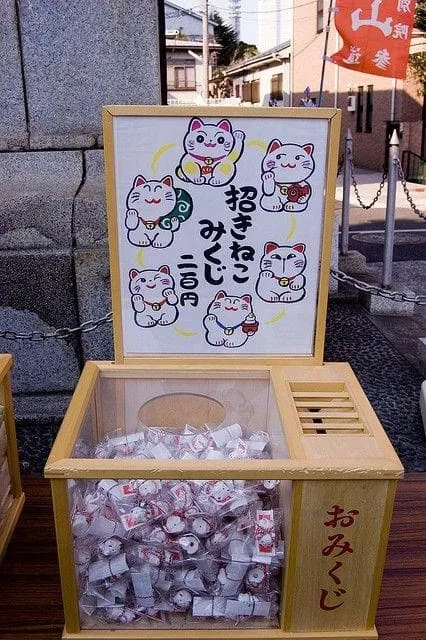 Một chiếc hòm đựng rất nhiều chú mèo thần tài nhỏ