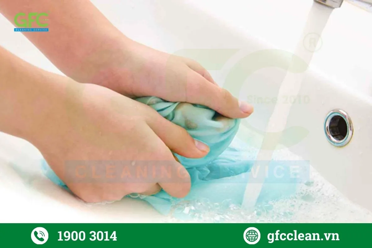 Cách khử mùi hôi nước tiểu mèo trên quần áo