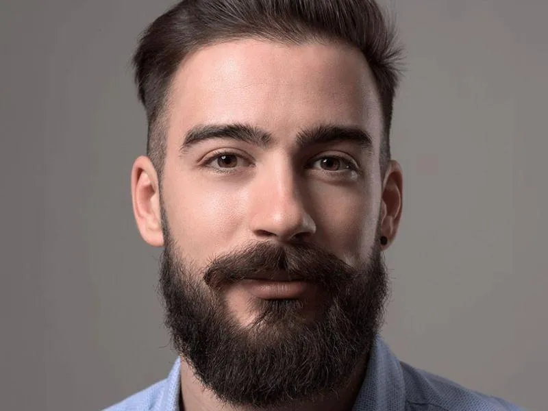 Kiểu Full Beard dày và rậm, thể hiện sự nam tính cổ điển