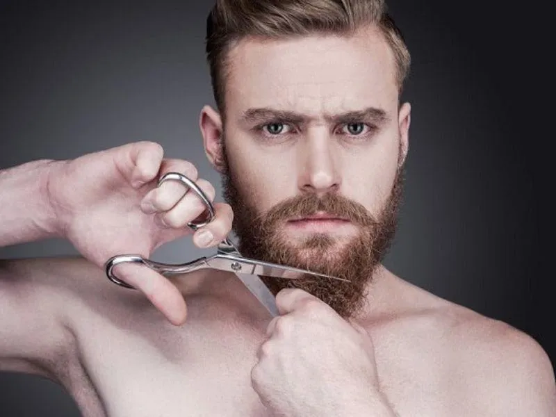 Kỹ thuật cắt tỉa râu đúng hướng, bắt đầu từ tai kéo xuống cổ, đảm bảo độ đều