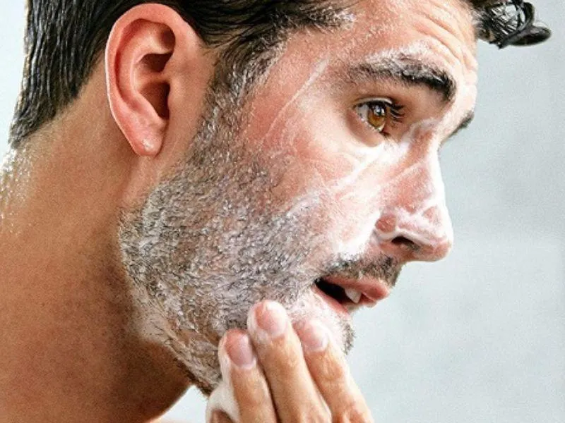 Kỹ thuật massage da mặt giúp tăng cường lưu thông máu và kích thích nang lông