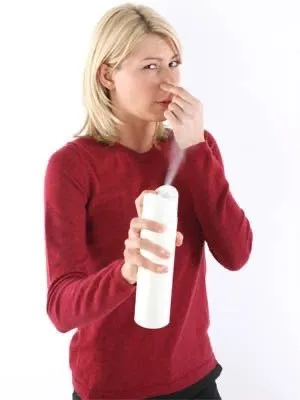 Kỹ thuật viên đang kiểm tra trần nhà, minh họa cách tìm chuột chết trong nhà ở các khu vực khó tiếp cận