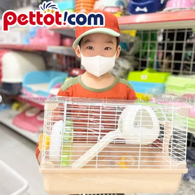 Lồng kính nuôi Hamster lớn với nhiều phụ kiện và lót nền, môi trường lý tưởng giảm thiểu hành vi cắn chuồng do stress.