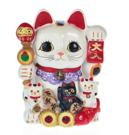 Các chi tiết trang trí cổ tỉ mỉ trên tượng mèo may mắn Nhật Bản