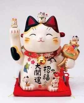 Mèo thần tài mẹ với nhiều đứa con bé nhỏ, tinh nghịch ở khắp nơi