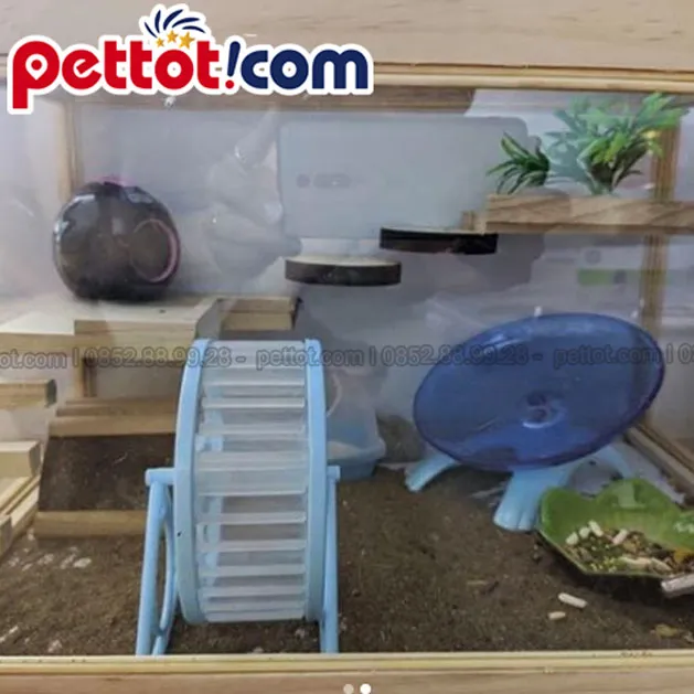 Một chiếc lồng hamster bị cắn hỏng nặng, cho thấy tác hại của việc thiếu đồ chơi mài răng chuyên dụng.