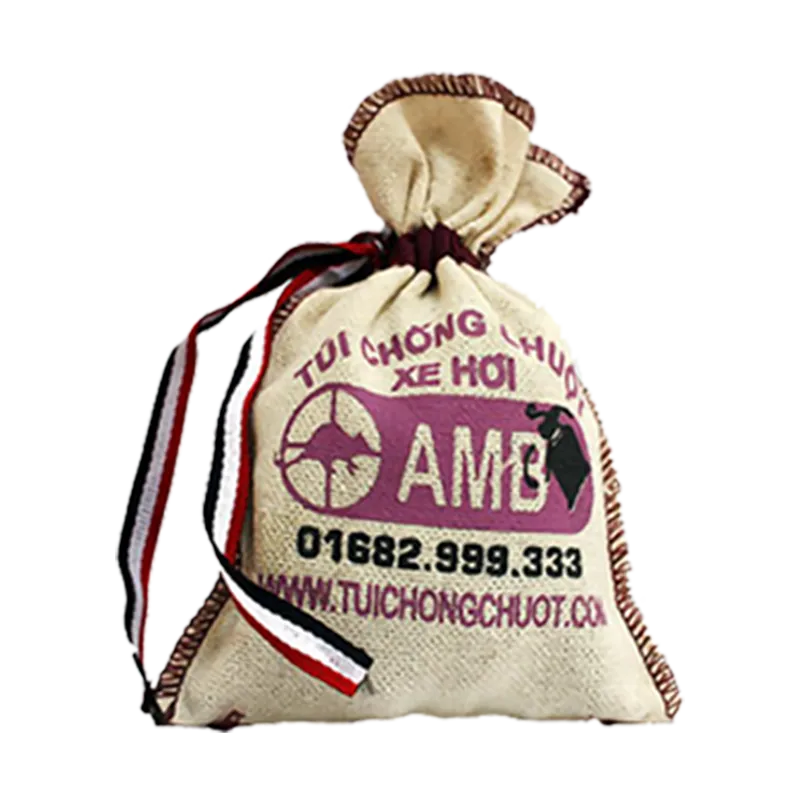 Một túi chống chuột được làm từ các thành phần thảo mộc tự nhiên, đặt trong không gian nội thất xe hơi sạch sẽ.