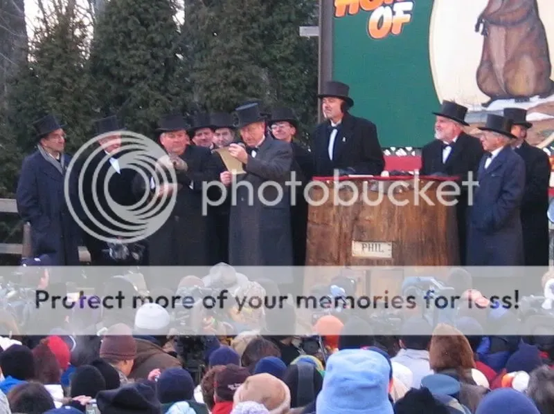 Ngài thị trưởng thông báo lời tiên tri của chú chuột Phil (đang được bế)