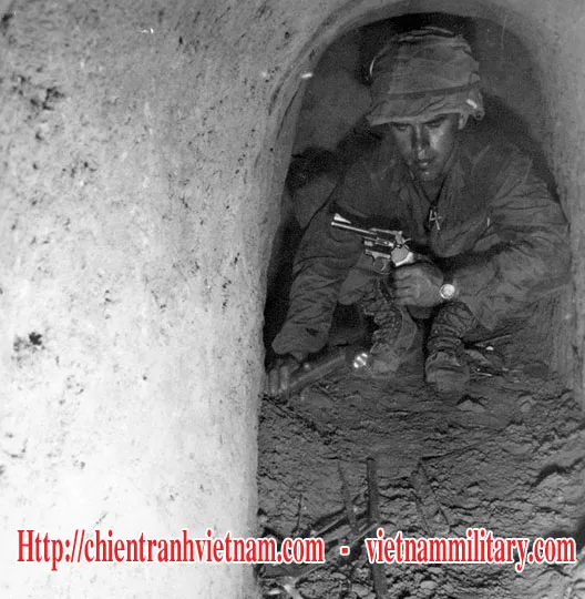 Người Lính Chuột Cống (Tunnel Rat) đang chuẩn bị hành động tại một lối vào địa đạo Củ Chi trong Chiến tranh Việt Nam.