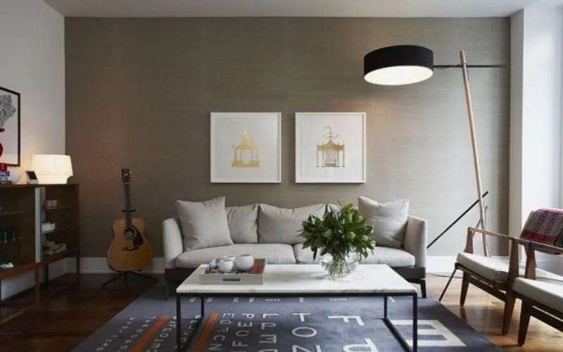 Phối xám ghi với nội thất màu trắng ngà tạo điểm nhấn hiện đại cho phòng khách