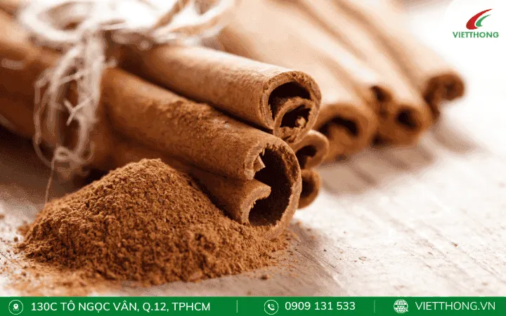 Rắc bột quế ở các lối đi và khe hở để tận dụng mùi hương mạnh mẽ xua đuổi chuột.