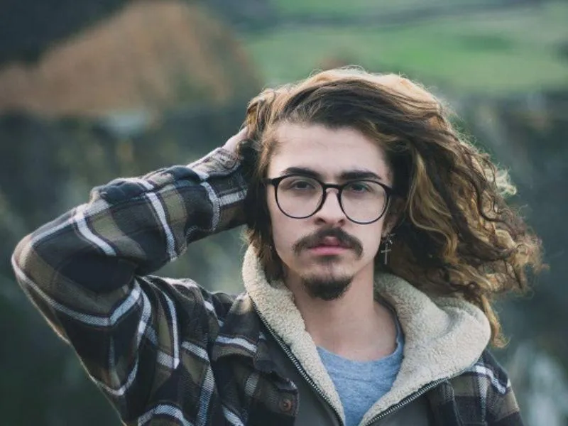 Râu Van Dyke kết hợp ria mép và râu cằm tách biệt, tạo sự tinh tế