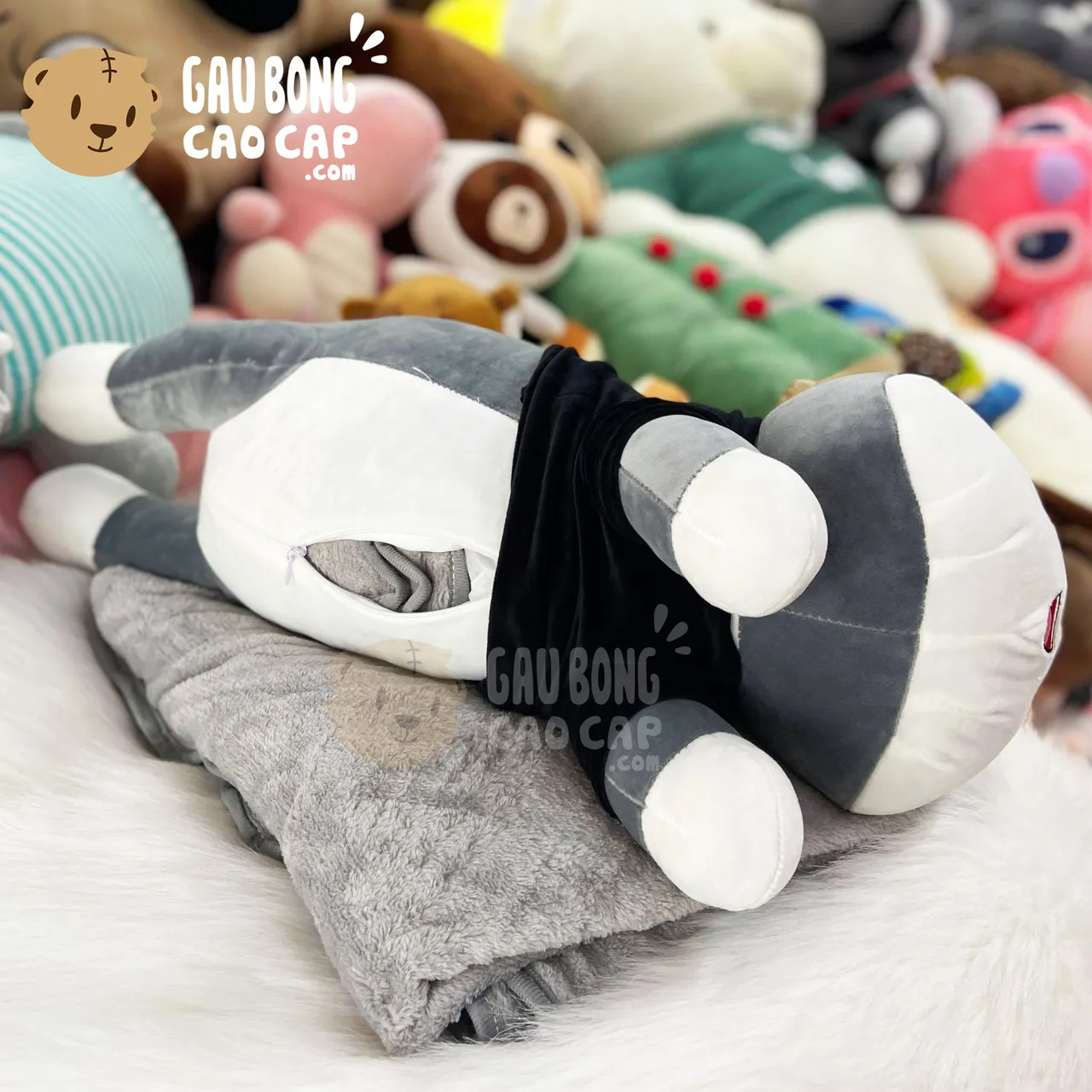 Sản phẩm gấu bông chó Husky cute nhìn từ góc độ mặt nghiêng, thể hiện rõ đôi mắt và tai dựng