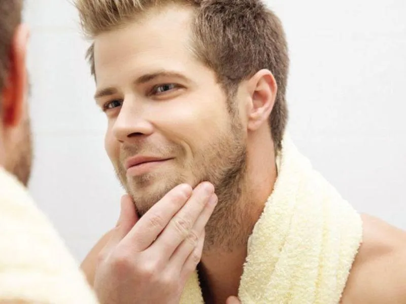 Sử dụng dầu dưỡng giúp làm dịu cảm giác ngứa ngáy khi râu bắt đầu mọc