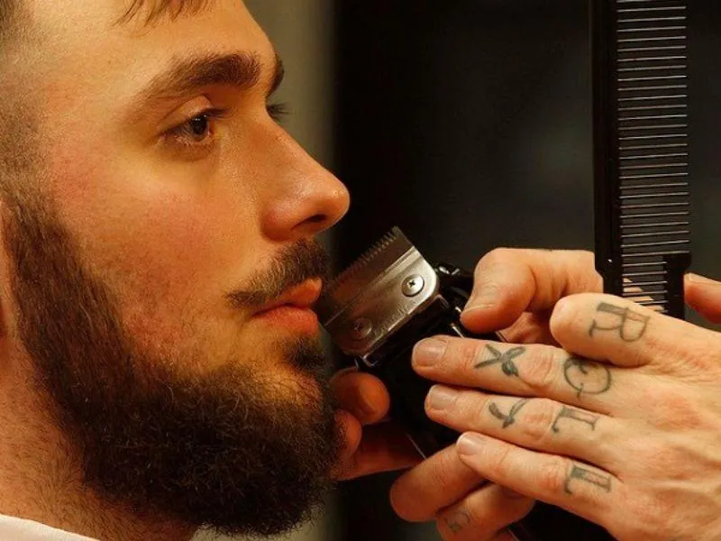 Sử dụng kéo và tông đơ chuyên dụng giúp tạo hình và cắt tỉa râu chính xác