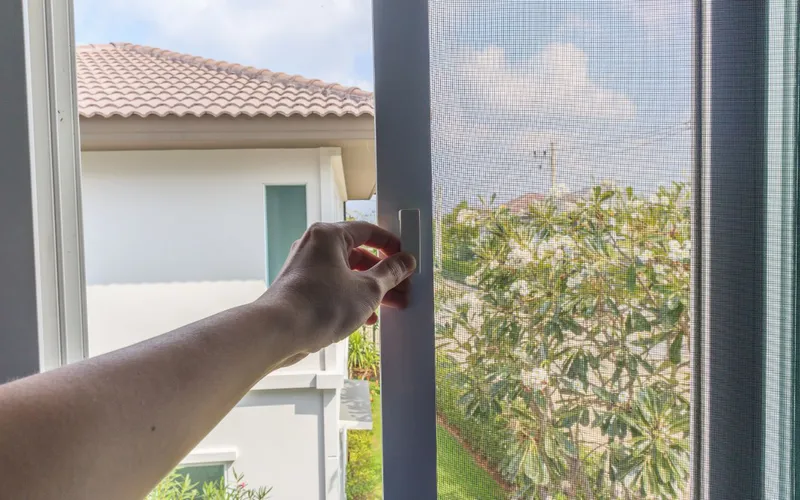 Sử dụng lưới thép chắn hoặc cửa lưới sắt để ngăn chặn chuột chù xâm nhập qua các khe hở và lỗ thông gió