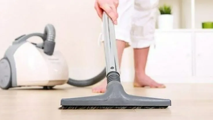 sử dụng máy hút bụi chuyên dụng loại bỏ triệt để lông mèo trên sàn nhà giúp ngôi nhà sạch sẽ