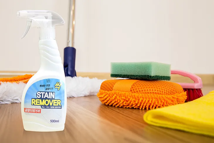 Sử dụng nước lau sàn chuyên dụng để làm sạch keo dính chuột trên sàn nhà gạch