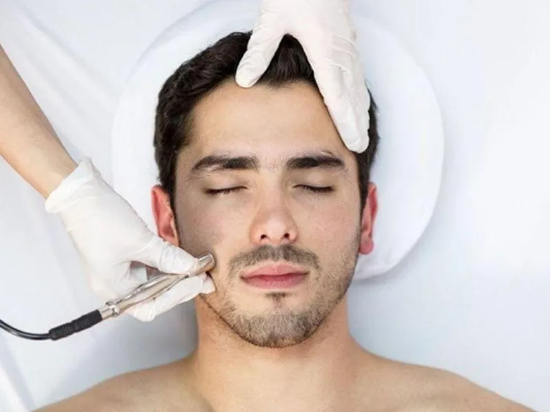 Sử dụng tinh dầu dưỡng râu chuyên dụng để cung cấp độ ẩm và kích thích râu phát triển