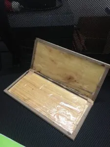 Thiết kế mở của hộp keo dính chuột gỗ, có thể tái sử dụng nhưng giảm độ dính