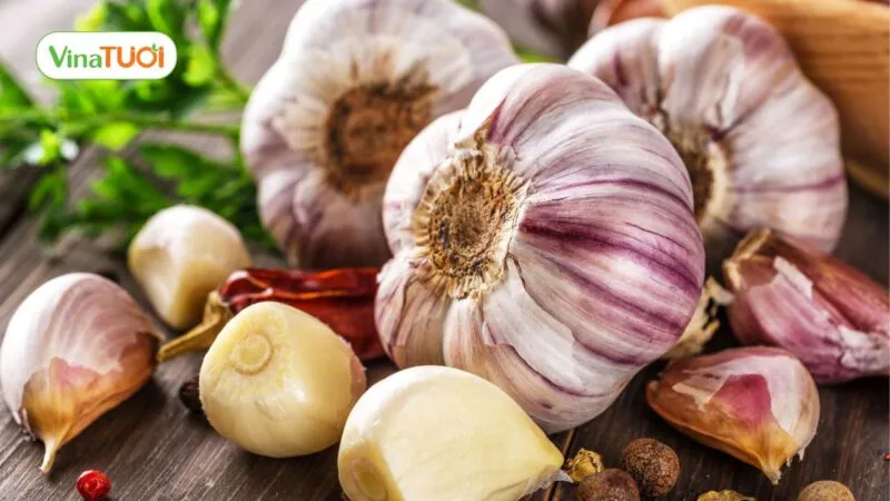 Tỏi là một trong những gia vị dễ kiếm trong nhà giúp bạn xua đuổi chuột