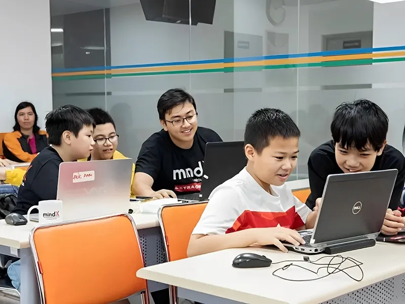 Trẻ học lập trình tại MindX