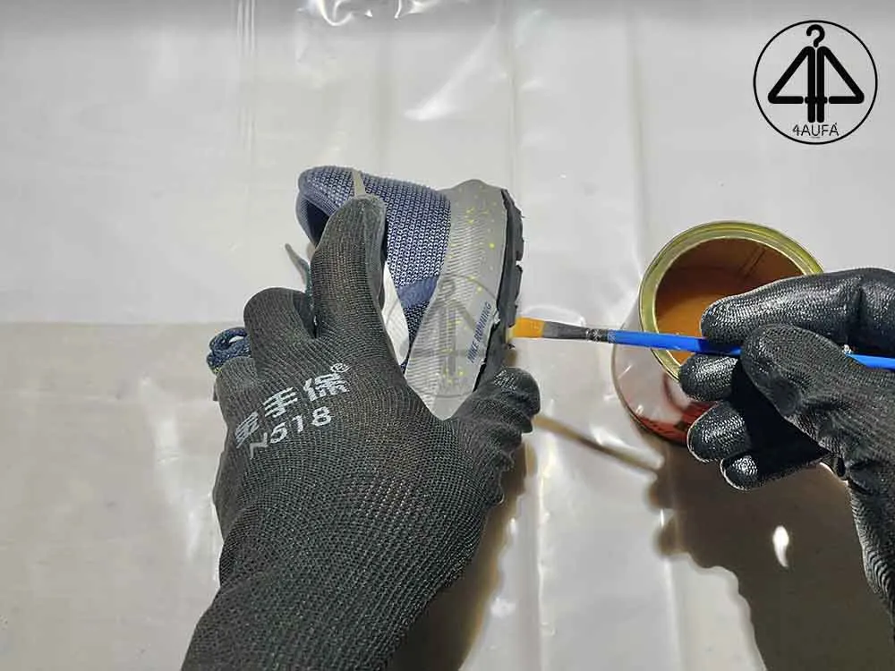 Kỹ thuật bôi keo mỏng và đều để kiểm chứng keo con chó dán giày được không